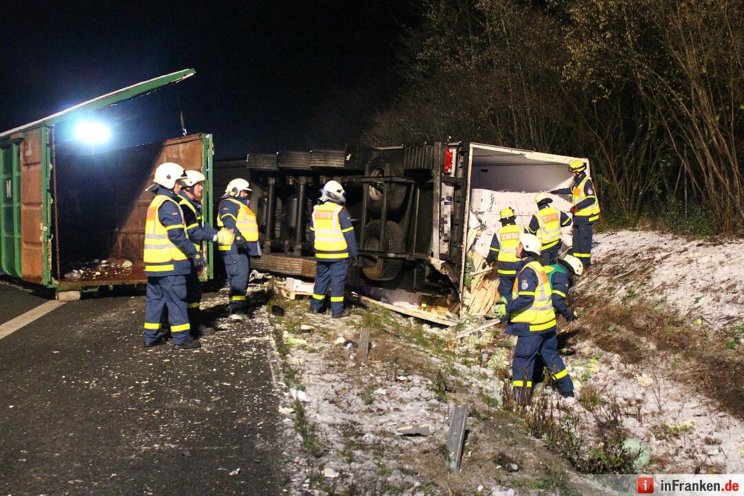 Gemüse-Sattelzug kippt auf A9 um