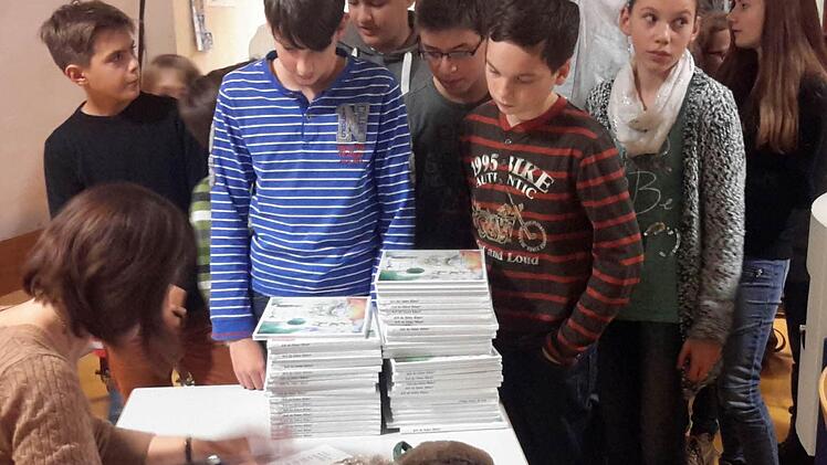 Anstellen zur Buchausgabe: Als Dank für ihr engagiertes Mitwirken erhielten alle am Projekt beteiligten Schülerinnen und Schüler ein druckfrisches Exemplar.Foto: Rolf Pralle