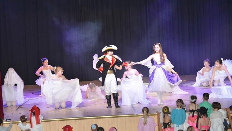 Mit dem Walzer Anastasia begeisterten die Nachwuchsballerinas aus Kronach. Foto: Karl-Heinz Hofmann