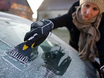 Ein stabiler Kratzer aus Kunststoff, die Finger mit einem dicken Handschuh geschützt: So rücken Autobesitzer der Eisschicht auf ihren Scheiben am häufigsten zu Leibe. Foto: Patrick Pleul, dpa