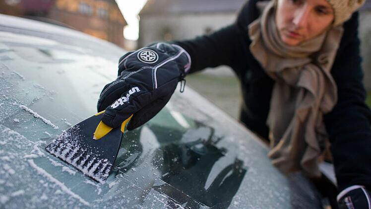 Ein stabiler Kratzer aus Kunststoff, die Finger mit einem dicken Handschuh geschützt: So rücken Autobesitzer der Eisschicht auf ihren Scheiben am häufigsten zu Leibe. Foto: Patrick Pleul, dpa