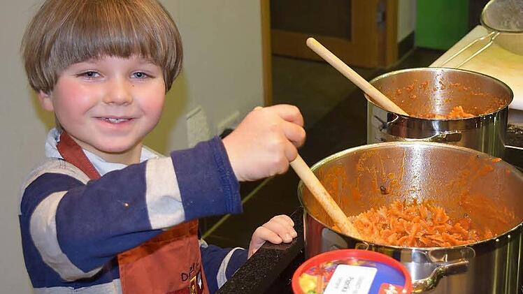 Leckeres Essen selbst zu kochen, macht Spaß. Das sieht man dem achtjährigen Emilio Zapf deutlich an. Foto: Thomas Leistner