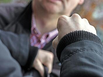 Klar ist, dass es im Oktober 2015 vor dem Tanzcenter Schwingen zu einer tätlichen Auseinandersetzung zwischen einem betrunkenen Jugendlichen und Kräften eines Security-Dienstes gekommen war. Da der genaue Hergang aber nicht mehr geklärt werden konnte, stellte das Gericht das Verfahren ein. Symbolfoto: Christopher Schulz