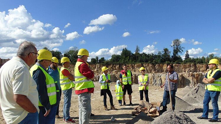 Steinbruch-Geschäftsführer Werner Steinbrecher (links) erklärt die Abläufe im Steinbruch. Foto: Petra Malbrich