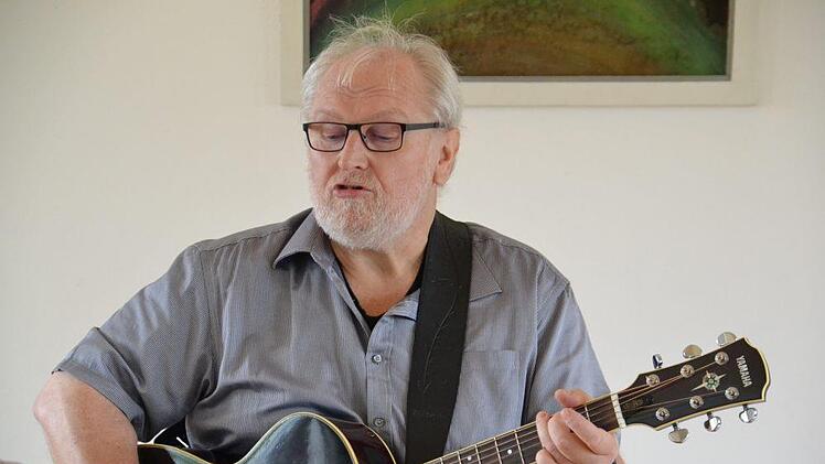 Kollege Kurt Schleicher sang dem langjährigen Weggefährten ein Ständchen.