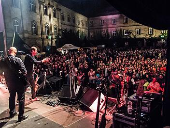 Hans-Jürgen Buchner begeisterte mit Haindling 1500 Fans im ausverkauften Tambacher Schlosshof. Foto: Jochen Berger