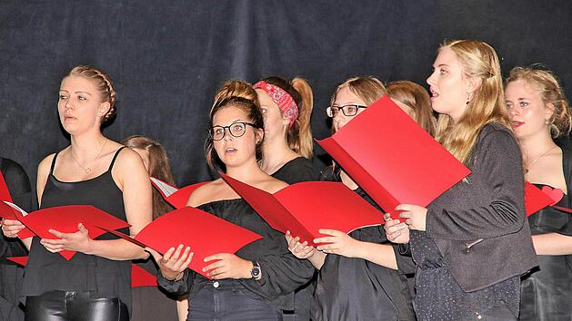 Die 50 jungen Damen des BBZ-Chores umrahmten den Festakt musikalisch und bekamen f&uuml;r ihre Lieder viel Beifall. Dieter Britz