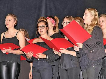 Die 50 jungen Damen des BBZ-Chores umrahmten den Festakt musikalisch und bekamen für ihre Lieder viel Beifall. Dieter Britz