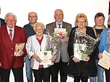 Langjährige Sängerinnen und Sänger des Gesangvereins Mönchröden wurden im Rahmen der Hauptversammlung ausgezeichnet.  Foto: Desombre