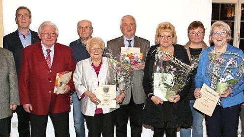 Langjährige Sängerinnen und Sänger des Gesangvereins Mönchröden wurden im Rahmen der Hauptversammlung ausgezeichnet.  Foto: Desombre