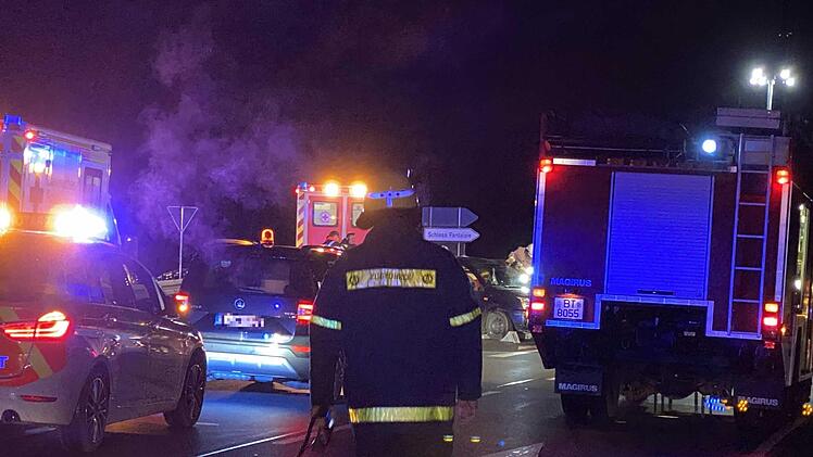Bei einem Unfall auf der B22 wurde eine 47-Jährige in ihr Auto eingeklemmt.  Die Frau und eine 19-Jährige mussten ins Krankenhaus. Foto: NEWS5 / Holzheimer