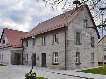 Das fertig sanierte Rathaus in Kleinsendelbach  Foto: Karl Heinz Wirth