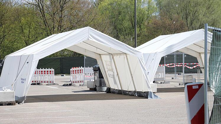 Ruhig war es am Freitagnachmittag im Corona-Testzentrum auf dem Parkplatz des Westbads in Alterlangen. Seit 30. März werden hier im Drive-In-Verfahren Abstriche von Verdachtsfällen   im Auto gemacht, allerdings nur auf Absprache mit dem Gesundheitsamt. Foto: Christian Bauriedel