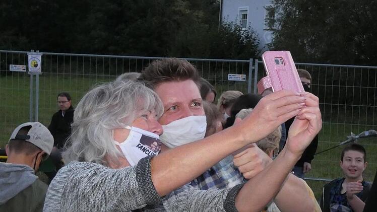 Selfies in der Coronazeit: "Dorfrocker" Tobias mit einer begeisterten Zuschauerin.