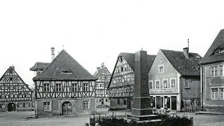 So präsentierte sich damals der Marktplatz in Herzogenaurach mit dem Obelisken.  Foto: Archiv Heimatverein