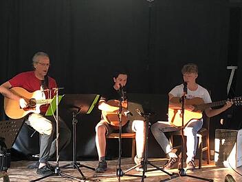 Unter anderem diese  Besetzung des Rock- & Pop-Projekts "Young Beats" spielte mit Christian Hirschler, Julian Weber und Emilio Gress beim Konzert in der Galerie Form+Farbe auf.  Foto: Heike Greenberg-Kremser
