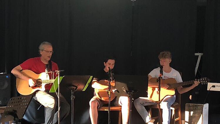 Unter anderem diese  Besetzung des Rock- & Pop-Projekts "Young Beats" spielte mit Christian Hirschler, Julian Weber und Emilio Gress beim Konzert in der Galerie Form+Farbe auf.  Foto: Heike Greenberg-Kremser