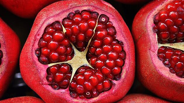 Schmeckt gut und soll sich positiv auf die Fruchtbarkeit auswirken: der Granatapfel.