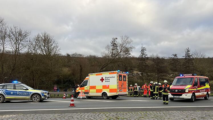 Schwerer Unfall bei Kitzingen: Autofahrerin (24) stirbt bei Kollision mit Linienbus