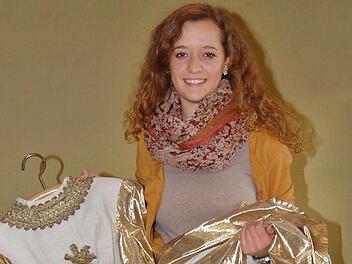 Aus dem Sulzdorfer Ortsteil Obereßfeld kommt für die nächsten drei Jahre mit der 16-Jährigen Luisa Reder das Bad Königshofener Christkind. Krone und Gewand sind bereits in ihrem Besitz. Foto: Friedrich
