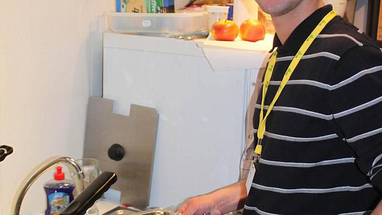 Oliver Kohl frittierte die Karpfenchips. Foto: Andreas Dorsch