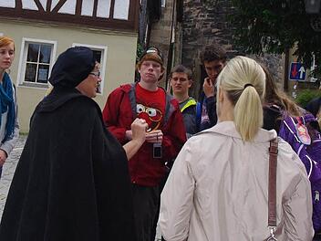 Anna Roth (links) folgte mit großem Interesse vor dem Stadtturm den Ausführungen von Gästeführerin Christa Franz. Fotos: Heike Schülein