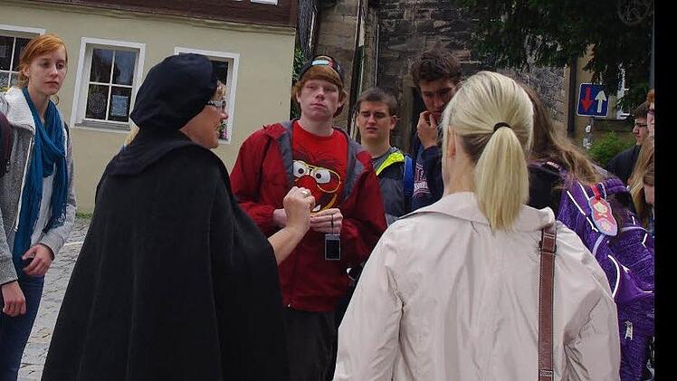Anna Roth (links) folgte mit großem Interesse vor dem Stadtturm den Ausführungen von Gästeführerin Christa Franz. Fotos: Heike Schülein