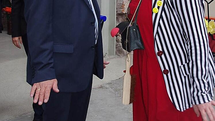 Bürgermeister Wolfgang Beiergrößlein und Ulrike Gaudig (von links) testeten das Pinguinlachen.