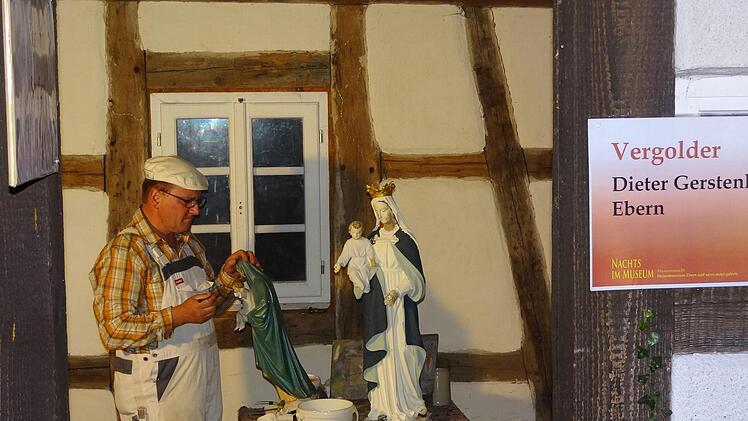 Im Kellerhäuschen in der Hirtengasse war auch Malermeister Dieter Gerstenkorn am Samstagabend fleißig. Er restaurierte und vergoldete seine Marienstatue. Foto: Johanna Eckert