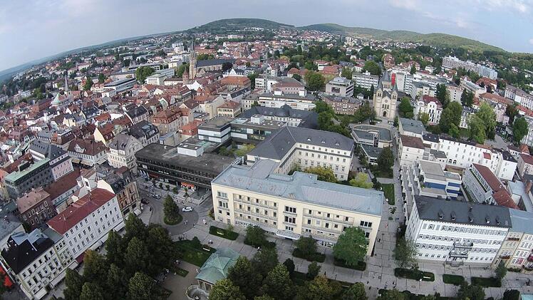 Das ehemalige Steigenberger (rechts vorne) und das Kurgastzentrum werden derzeit auf den Abriss vorbereitet. Foto: Ruppert