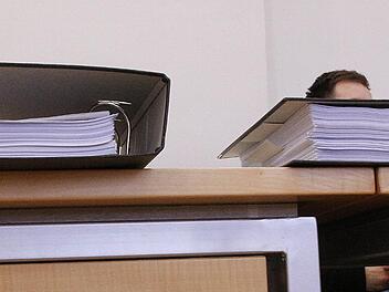 Zwei solche Aktenordner füllen die Anklage- und Verteidigungsschriften von "Ralf", der sich wegen Drogenhandels vor Gericht verantworten musste.  Foto: Josef Hofbauer