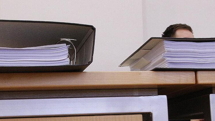 Zwei solche Aktenordner füllen die Anklage- und Verteidigungsschriften von "Ralf", der sich wegen Drogenhandels vor Gericht verantworten musste.  Foto: Josef Hofbauer