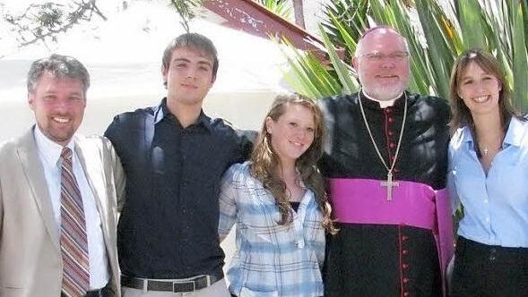 Alexander Sitter koordiniert die Zusammenarbeit mit der Erzdiözese München-Freising, hier ein Bild mit Kardinal Reinhard Marx.