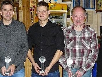 Vier verdienten Spieler hat der 1. FC Marktleugast für langjährige Treue gedankt. Unser Bild zeigt (von links) Luan Vanderlei (200 Spiele), Daniel Schramm (700), Steffen Titus (300), Markus Günther (900) und Vorsitzenden Klaus Witzgall. Foto: Klaus-Peter Wulf