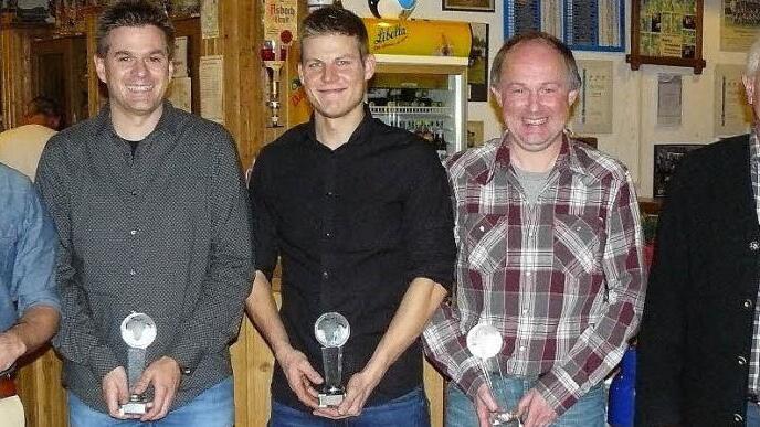 Vier verdienten Spieler hat der 1. FC Marktleugast für langjährige Treue gedankt. Unser Bild zeigt (von links) Luan Vanderlei (200 Spiele), Daniel Schramm (700), Steffen Titus (300), Markus Günther (900) und Vorsitzenden Klaus Witzgall. Foto: Klaus-Peter Wulf