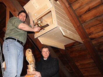 Johannes Seuberth (l.) und Pfarrer Matthias Steffel bei einem Nistkasten. Foto: Mathias Erlwein