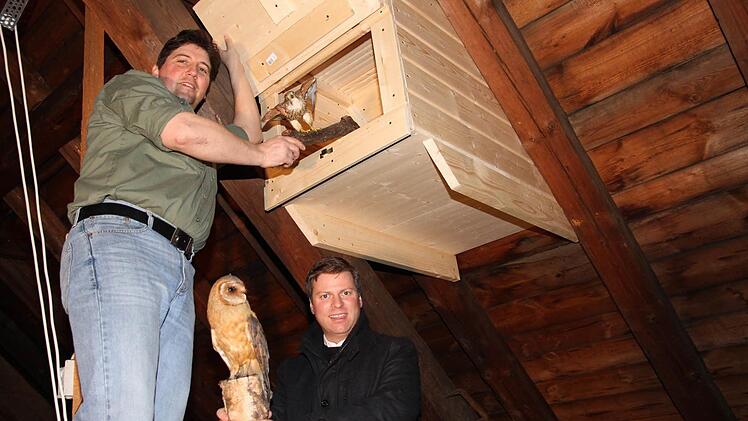 Johannes Seuberth (l.) und Pfarrer Matthias Steffel bei einem Nistkasten. Foto: Mathias Erlwein