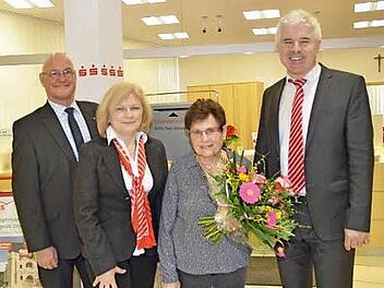Gewinnübergabe in der Sparkasse Pressig (v. l.): Peter Goihl (Gebietsdirektor), Anita Beez (Kundenbetreuerin), Gewinnerin Barbara Böhnlein, Heiko Kopp (Geschäftsstellenleiter). Foto: K.- H. Hofmann