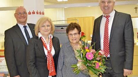 Gewinnübergabe in der Sparkasse Pressig (v. l.): Peter Goihl (Gebietsdirektor), Anita Beez (Kundenbetreuerin), Gewinnerin Barbara Böhnlein, Heiko Kopp (Geschäftsstellenleiter). Foto: K.- H. Hofmann