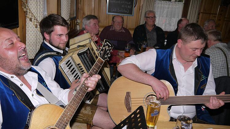 A echte Gaudi: das Wirtshaussingen in Ebersdorf bei Coburg. Foto: Berthold Köhler
