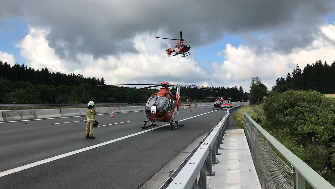 Brennender Reisebus nach Verkehrsunfall - Nach ersten Angaben mehrere Personen verletzt, zum Teil wohl auch schwer – Autobahn komplett gesperrt – Großaufgebot an Einsatzkräften vor Ort – Vier Rettungshubschrauber auf der Autobahn gelandet