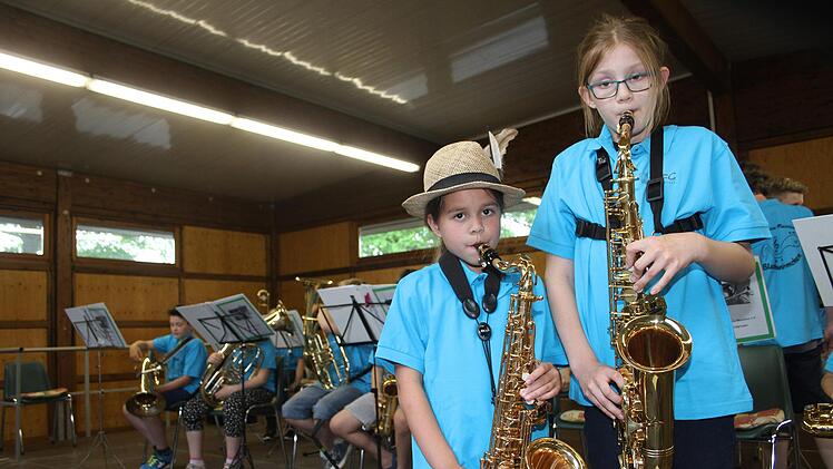 ufgeregt, aber glücklich: Antonia Winkler (9) und Helen Friedlein (10) haben beide ein Faible für das Saxophon. Sie sind bei den Blechwürmchen dabei.