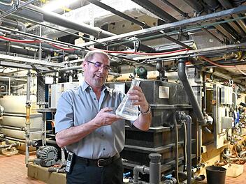 Georg Zapf, der Technische Leiter der Obermain-Therme, überprüft gemeinsam mit seinem Team permanent den Zustand der aus 1600 Metern geförderten Sole. Sie wird aufbereitet.  Foto: Rosi Jörig/promedia