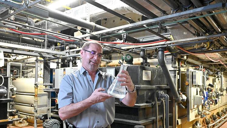 Georg Zapf, der Technische Leiter der Obermain-Therme, überprüft gemeinsam mit seinem Team permanent den Zustand der aus 1600 Metern geförderten Sole. Sie wird aufbereitet.  Foto: Rosi Jörig/promedia