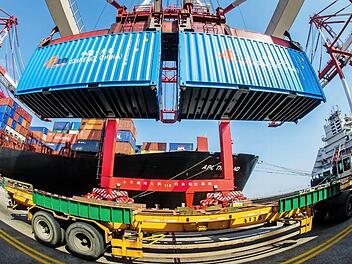 Container werden im Hafen von Shanghai verladen. Foto: Ole Spata, dpa