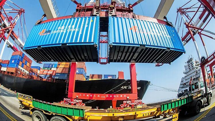 Container werden im Hafen von Shanghai verladen. Foto: Ole Spata, dpa