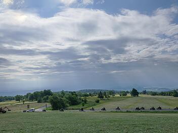 Traumlandschaft mit Schönheitsflecken: Die Hochrhönstraße wird vor allem in den Sommermonaten an den Wochenenden stark befahren, auch von Motorradgruppen. Das passt nicht unbedingt zum Konzept eines nachhaltigen Tourismus. Foto: Sonja Demmler