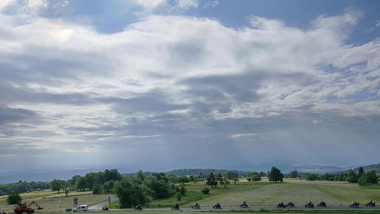 Traumlandschaft mit Schönheitsflecken: Die Hochrhönstraße wird vor allem in den Sommermonaten an den Wochenenden stark befahren, auch von Motorradgruppen. Das passt nicht unbedingt zum Konzept eines nachhaltigen Tourismus. Foto: Sonja Demmler