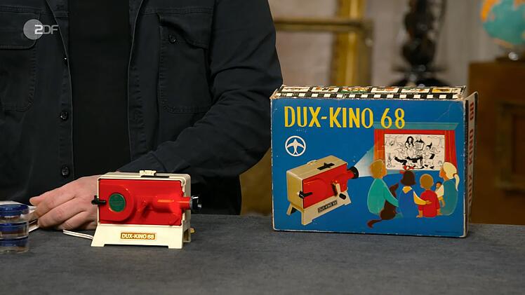 Gehört hat es einst Annettes Mann, der das Kinderkino mit fünf oder sechs Jahre bekommen hatte. Nun darf es woanders für große Augen sorgen: "Da mein Mann Fan von 'Bares für Rares' war, haben wir gedacht, wir kommen mal hierhin."