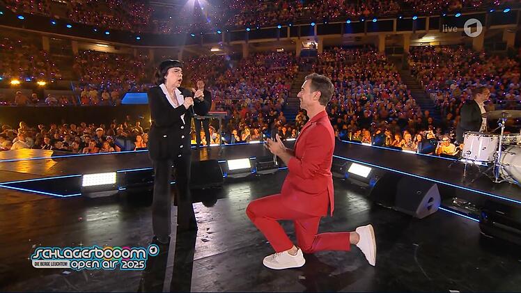 Große Geste für eine echte Große: Vor Weltstar Mireille Mathieu ging Florian Silbereisen ehrfurchtsvoll in die Knie.